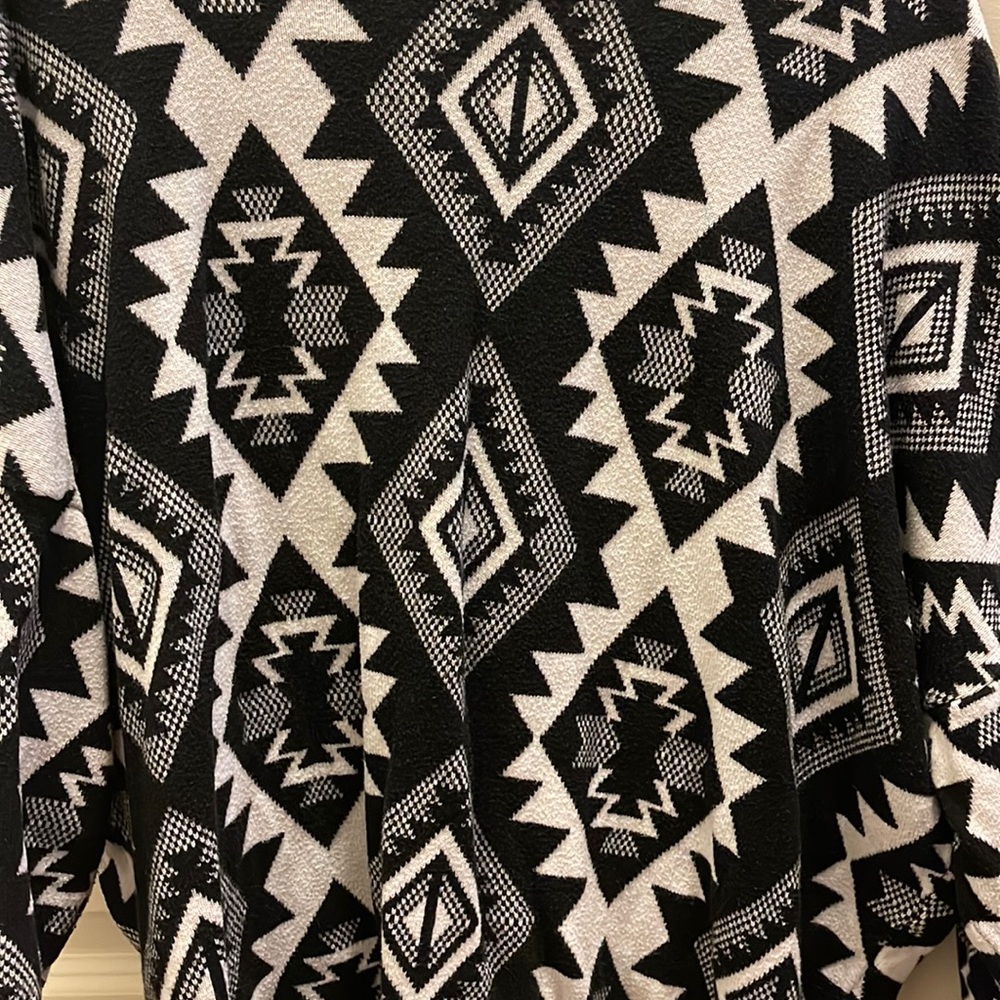 Mid sleeve black and white sweater